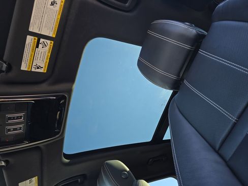 Used 2019 Land Rover Range Rover Velar R-Dynamic SE image 29