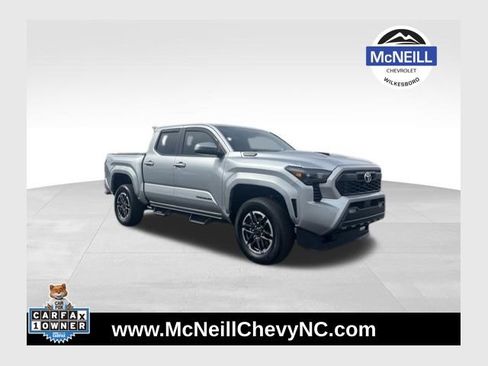Used 2025 Toyota Tacoma TRD Sport AWD/4WD image 1