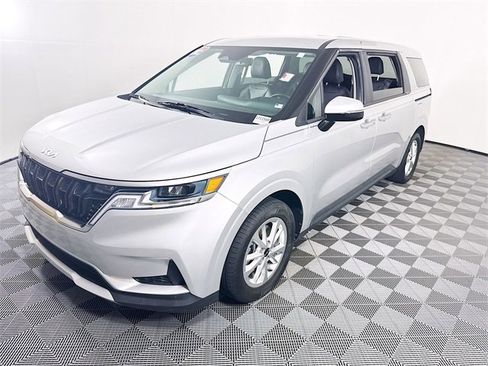 Used 2022 Kia Carnival LX image 3
