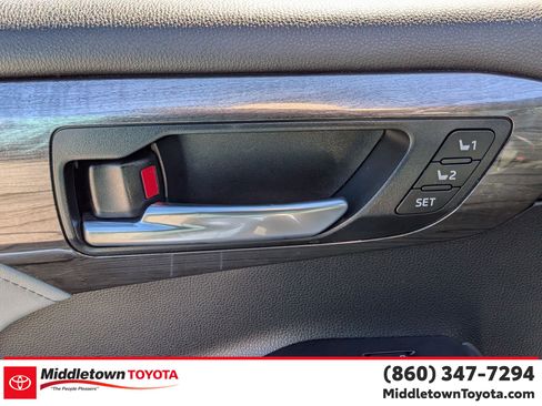 Used 2023 Toyota Highlander Platinum AWD/4WD image 11