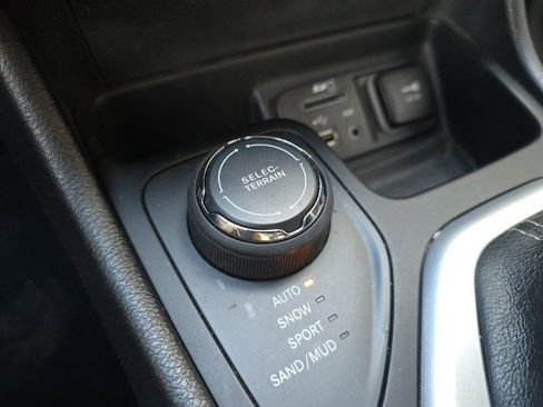 Used 2017 Jeep Cherokee Limited image 17