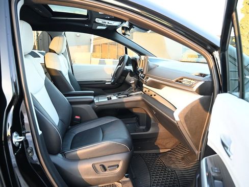 Used 2025 Toyota Sienna XSE image 42