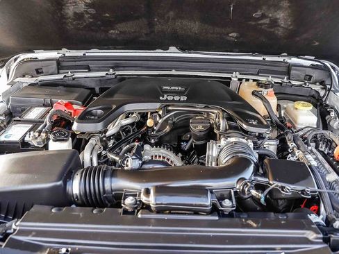 Used 2019 Jeep Wrangler Unlimited Sahara AWD/4WD image 32