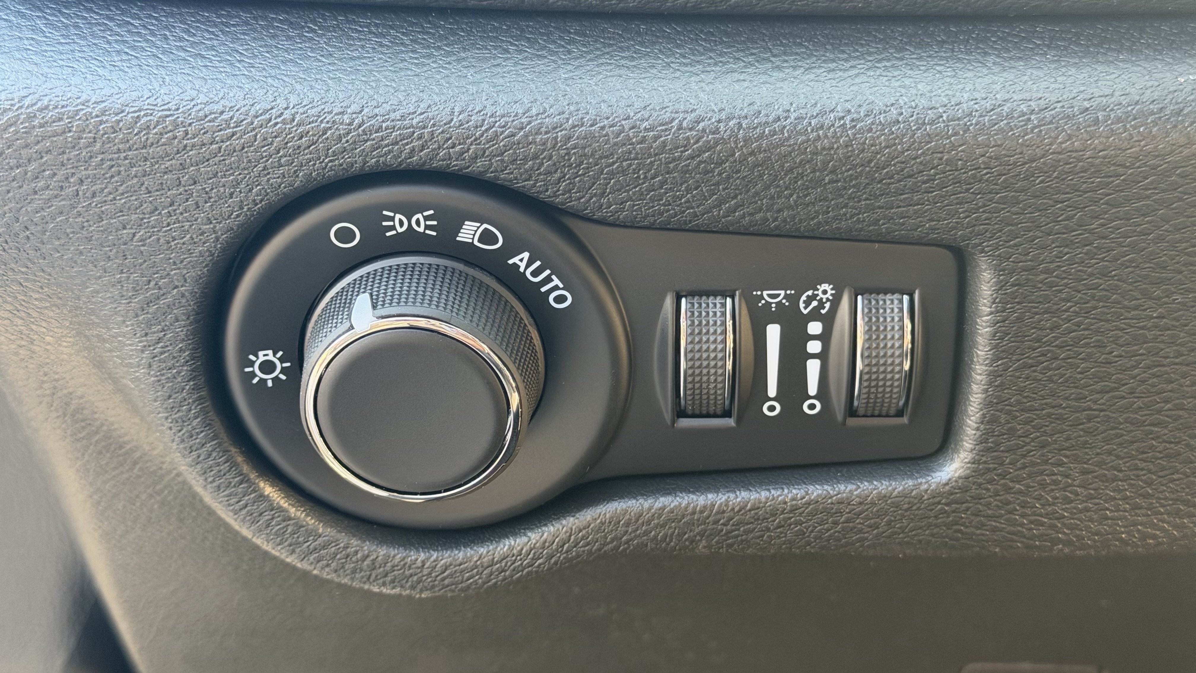 New 2027 Chrysler Pacifica Select w/ Family Tech Group FWD image 16