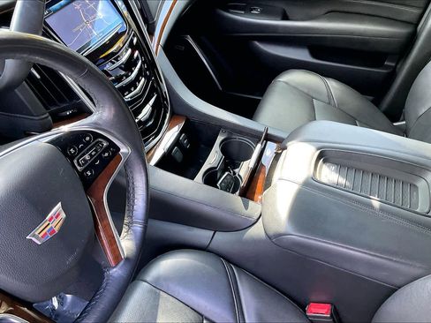 Used 2020 Cadillac Escalade Luxury image 16