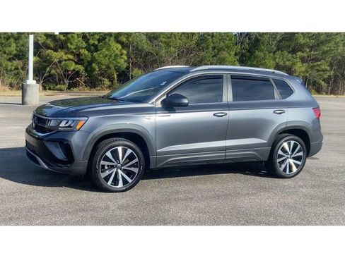 Used 2024 Volkswagen Taos SE image 6