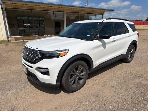 Used 2024 Ford Explorer XLT w/ Equipment Group 202A RWD image 3
