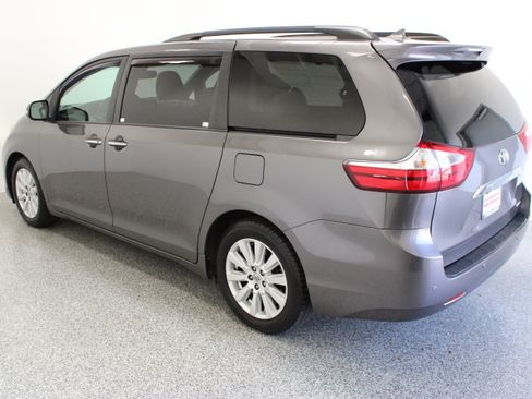Used 2017 Toyota Sienna Limited Premium FWD image 9