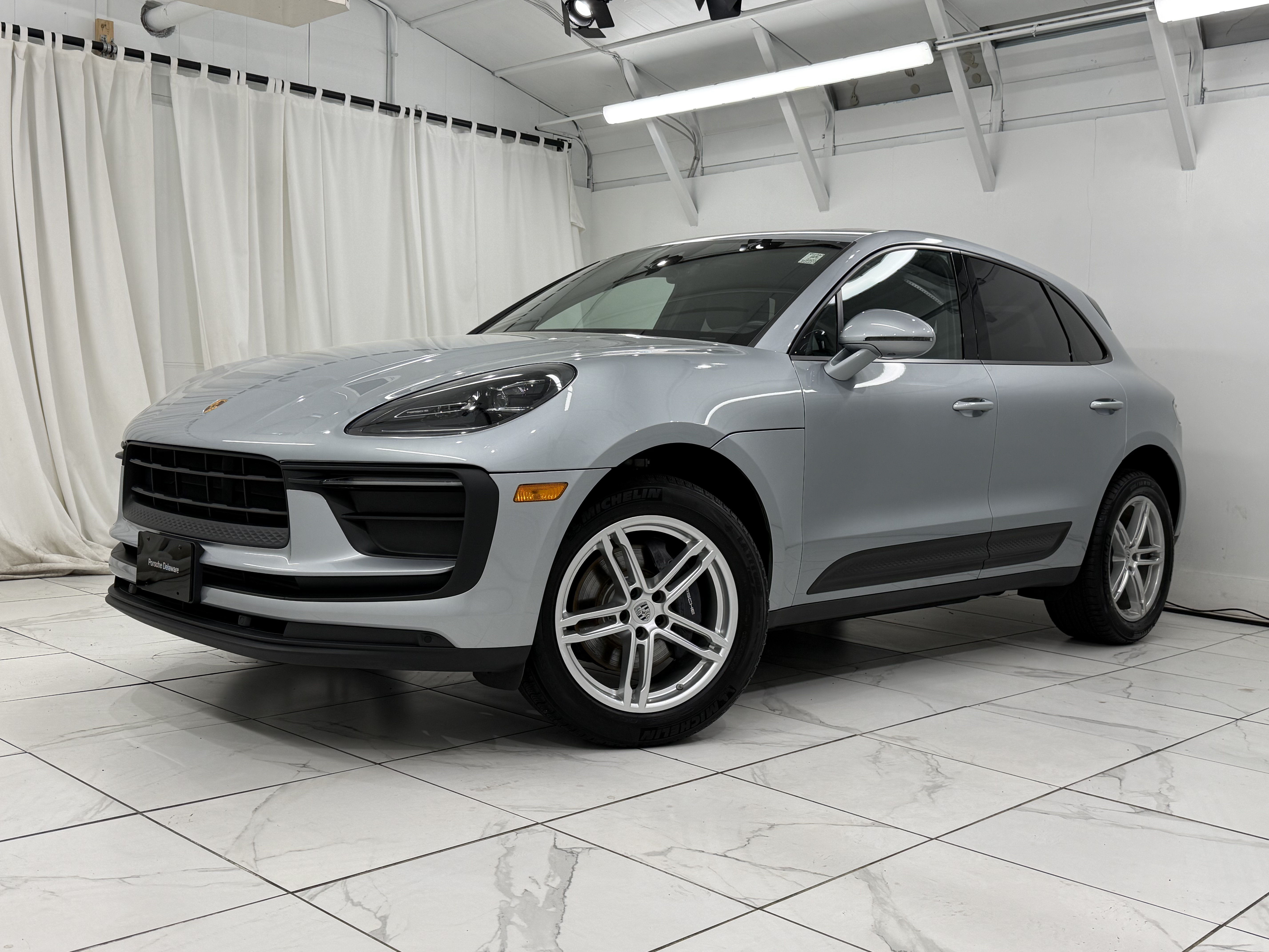 Used 2022 Porsche Macan AWD/4WD image 1