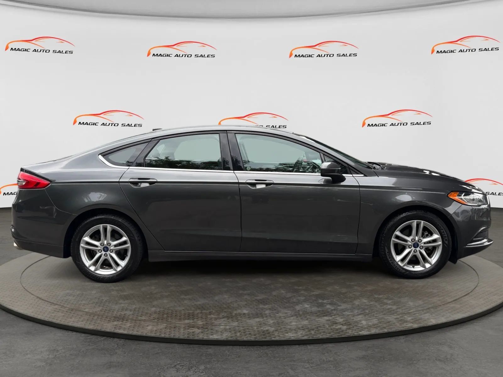 Used 2018 Ford Fusion SE w/ Fusion SE Technology Package FWD image 6