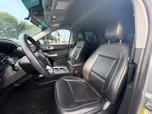 Used 2023 Ford Explorer XLT w/ Equipment Group 202A RWD image 14