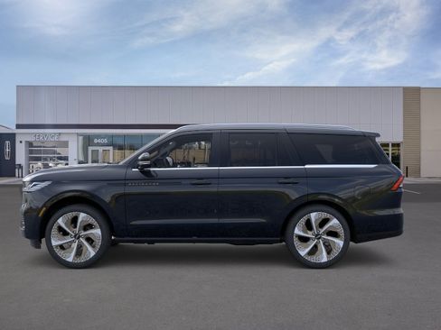 New 2026 Lincoln Navigator Black Label AWD/4WD image 3