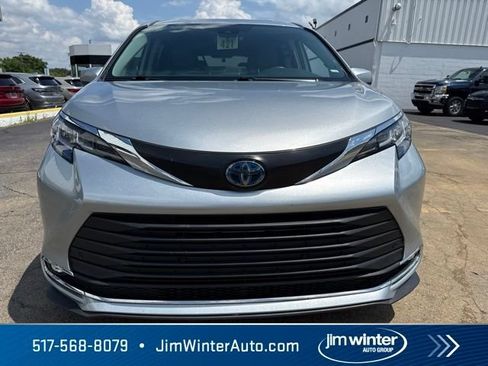 Used 2023 Toyota Sienna XLE FWD image 2