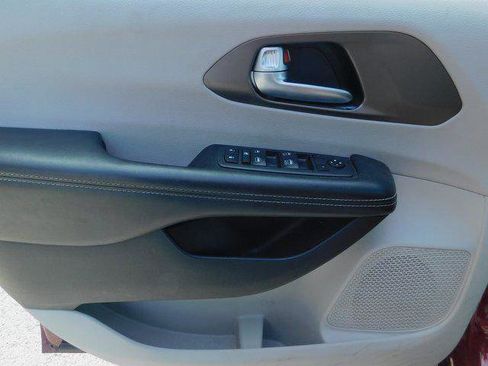 Certified 2020 Chrysler Voyager Lxi FWD image 10