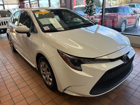 Used 2022 Toyota Corolla LE image 1