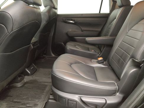 Used 2020 Toyota Highlander XLE image 18