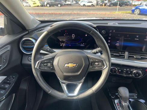 Used 2025 Chevrolet Trax LT w/ LT Convenience Package image 34