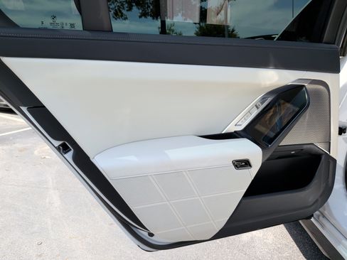 Certified 2025 BMW i7 eDrive50 w/ M Sport Package RWD image 39