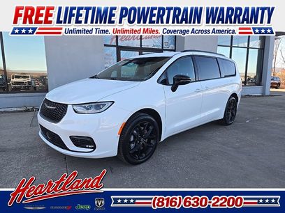 New 2026 Chrysler Pacifica Select w/ S Appearance Package