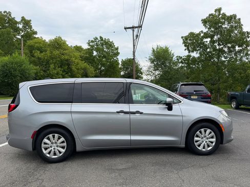 Used 2020 Chrysler Voyager L FWD image 7
