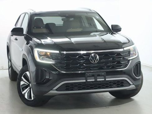 Used 2025 Volkswagen Atlas Cross Sport SE image 2