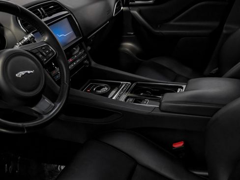 Used 2019 Jaguar F-PACE Premium image 20