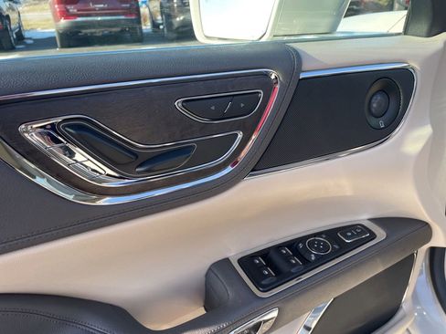 Used 2020 Lincoln Continental AWD w/ Premium Package image 16