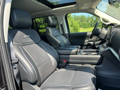 Used 2025 Ford Expedition Platinum AWD/4WD image 10