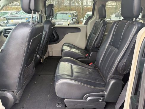 Used 2014 Chrysler Town & Country Touring image 22