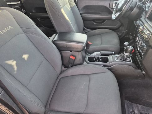 Used 2018 Jeep Wrangler Unlimited Sahara AWD/4WD image 17