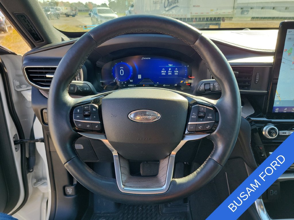Used 2023 Ford Explorer Platinum w/ Technology Package AWD/4WD image 18