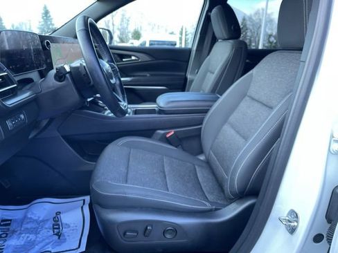 Used 2025 Chevrolet Traverse LT image 20