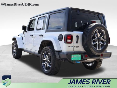 Used 2024 Jeep Wrangler Unlimited w/ Convenience Group AWD/4WD image 3