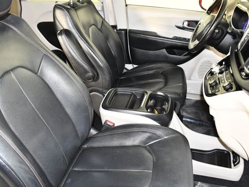 Used 2020 Chrysler Pacifica Touring-L FWD image 42
