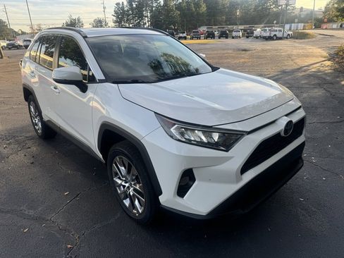 Used 2021 Toyota RAV4 XLE Premium image 9