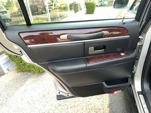 Used 2009 Lincoln Town Car Signature Limited RWD image 14