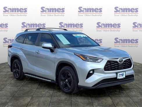 Used 2024 Toyota Highlander LE FWD image 1