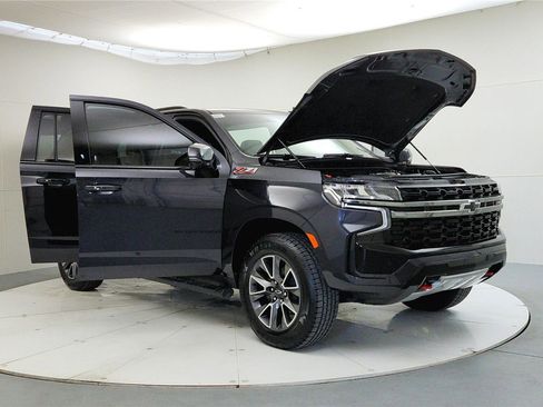 Used 2022 Chevrolet Suburban Z71 w/ Luxury Package image 9