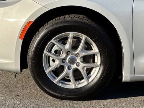 Used 2024 Chrysler Pacifica Touring-L image 34