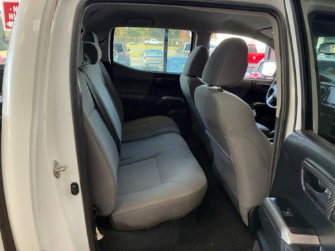 Used 2022 Toyota Tacoma TRD Off-Road image 31