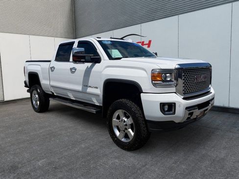 Used 2016 GMC Sierra 2500 Denali w/ Duramax Plus Package AWD/4WD image 3