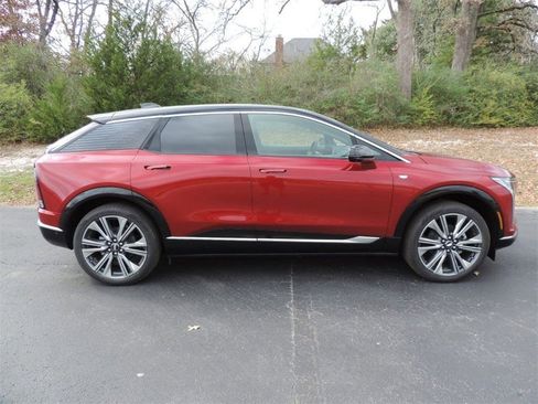 New 2026 Cadillac Optiq Luxury 2 image 4