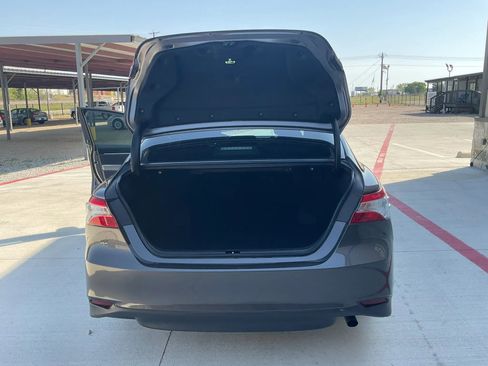 Used 2018 Toyota Camry LE image 14