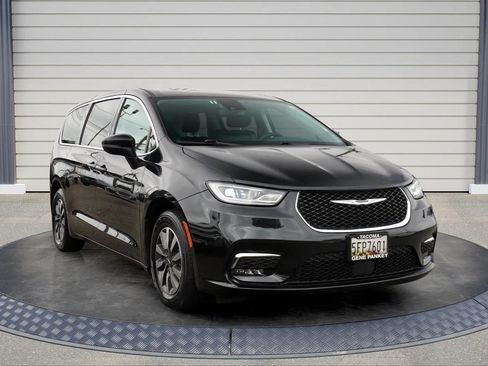 Used 2023 Chrysler Pacifica Touring-L FWD image 1