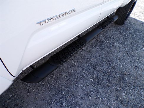 Used 2022 Toyota Tacoma Limited image 13