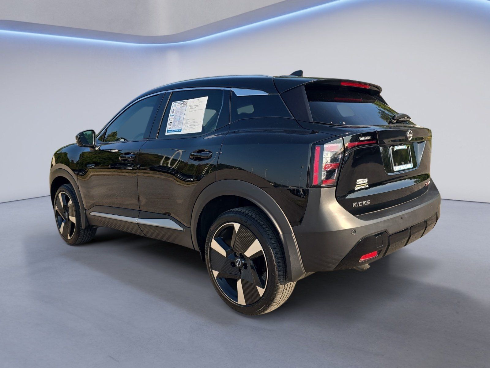 Used 2025 Nissan Kicks SR AWD/4WD image 3