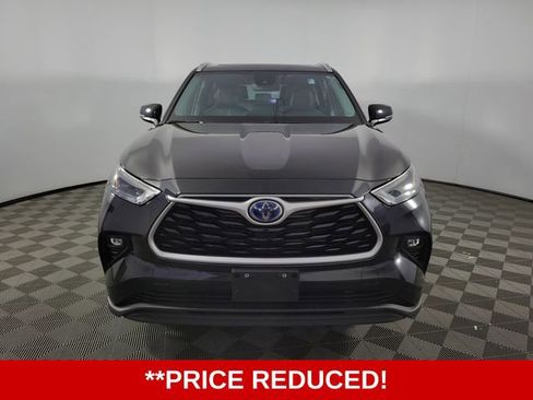 Used 2023 Toyota Highlander XLE FWD image 2