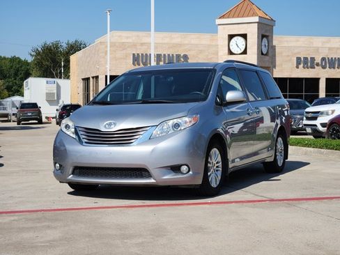 Used 2017 Toyota Sienna XLE Premium image 3