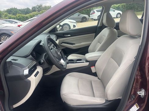 Used 2025 Nissan Altima 2.5 SV FWD image 27