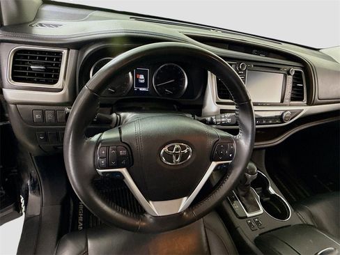 Used 2019 Toyota Highlander XLE image 5